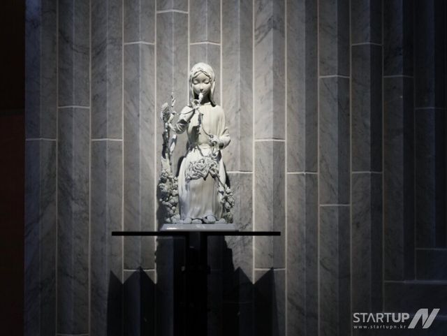 이수경 작가가 디자인하고, 글룩이 디지털 조형 기술로 제작한 성모상 ‘매듭을 푸시는 성모님’. 2024년 완성되어 현재 남양성모성지에 설치돼 있다. (사진= 양이언 Yang Ian 작가 제공)