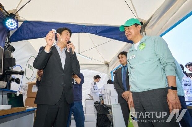 오세훈 서울시장이 서울시청 앞 서울광장에서 열린 ‘2025 서울헬스쇼’ 개막 첫 날인 13일 대웅제약 부스를 방문해 AI 실명질환 진단 보조 솔루션 ‘위스키(WISKY)’와 안저카메라 ‘옵티나 제네시스(OPTiNA Genesis, 이하 옵티나)’를 체험하고, 대웅제약의 디지털 헬스케어 솔루션들에 대해 설명을 듣고 있다.