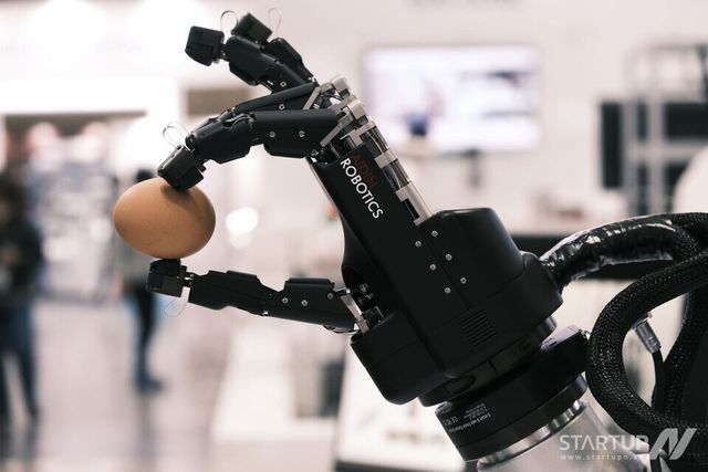 에이딘로보틱스의 대표 제품 중 하나인 인간형 로봇핸드 연출 사진