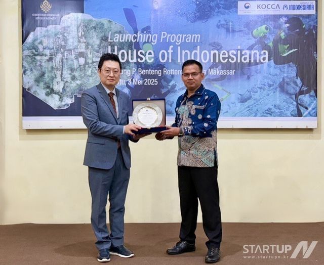 지난 3일 인도네시아 마카사르 포트 로테르담에서 '콘텐츠 전문인력 양성센터' 개소식을 개최했다. ((좌) 이지환 콘진원 인도네시아 비즈니스센터장, (우) 인도네시아 문화부 문화협력과 마르디손토리 과장)