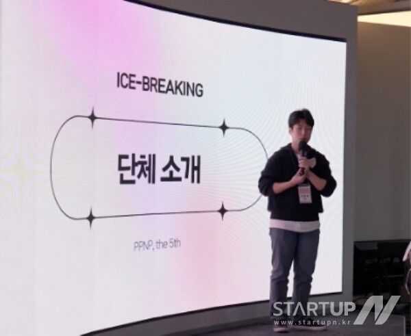 김동호 픽플리 대표가 네트워킹 행사에 참여한 단체를 소개하고 있다. (사진 제공 = 픽플리)