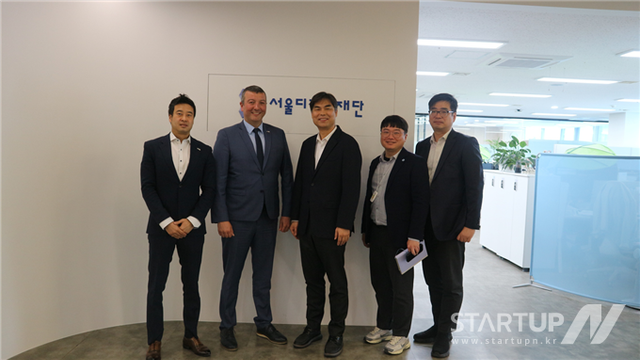 김만기 서울디지털재단 이사장(가운데)과 다미앙 페레이라 주한퀘벡정부대표부 대표(가운데 좌측)가 간담회 후 기념사진을 촬영하고 있다