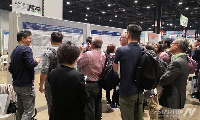 테라펙스 이희규 이사가 미국암연구학회 연례학술대회(AACR 2025)에서 ‘TRX-214-1002’의 연구 결과를 설명하고 있다.