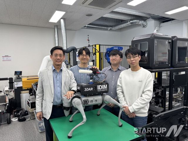 왼쪽부터 서울대학교 기계공학부 안성훈 교수(교신저자), 서울대학교 기계공학부 안세민 박사과정생(주저자), 서울대학교 허준 박사과정생(공동저자), 서울대학교 김재훈 석사과정생(공동저자)