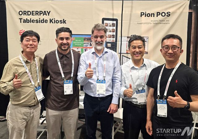 김혁균 대표(우측에서 두 번째)와 글로벌 식당 체인 임원