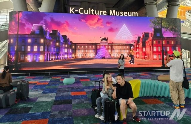 콘진원은 신기술 문화 체험 공간 ‘K-컬처 스퀘어에서 신규 콘텐츠 12종을 새롭게 선보인다. (K-컬처 뮤지엄 '실재의 충돌' 현장 사진)