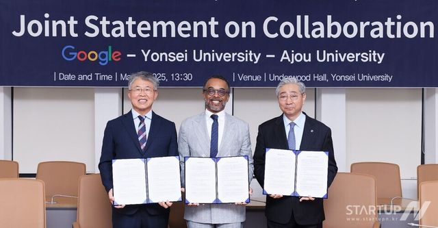 최기주 아주대 총장, 크리스 터너(Cris Turner) 구글 대외협력정책 지식 및 정보 부문 부사장, 윤동섭 연세대 총장이 기념사진을 촬영하고 있다.