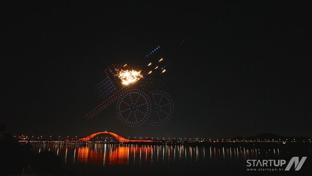 파블로항공이 지난해 진행된 36 회 고양 행주문화제서 국내 유일 불꽃드론 PabloX F40 을 활용해 역사 속 전략화기 ‘신기전’을 재해석한 작품을 선보였다.