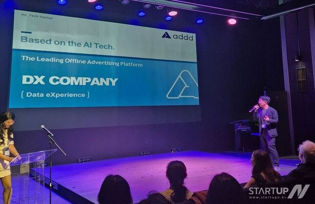 비바테크&nbsp;2025&nbsp;컨퍼런스&nbsp;현장에서&nbsp;최태규&nbsp;애드&nbsp;COO(오른쪽).&nbsp;(사진제공&nbsp;=&nbsp;㈜애드)