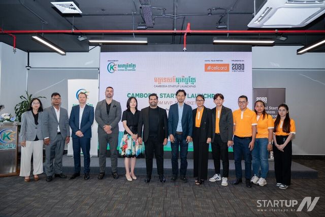 캄보디아 스타트업 론치패드(Cambodia Startup Launchpad)’ 출범식 현장. 왼쪽부터 Khmer Enterprise 및 협력 파트너 관계자, 2080벤처스 팀, 프로그램 운영진이 함께 기념촬영을 하고 있다. 본 행사는 2025년 6월 10일 캄보디아 프놈펜에서 진행됐으며, 현지 스타트업 생태계 관계자 100여 명이 참석해 성황리에 개최됐다
