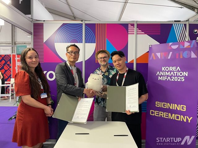 콘진원은 지난 6월 10일부터 13일까지 프랑스 안시에서 개최된 '2025 안시 국제 애니메이션 필름마켓'에서 한국공동관을 성공적으로 운영했다. (업무협약 체결식 현장사진, 왼쪽에서 두 번째 욤재오 이승욱 대표, 오른쪽에서 첫 번째 브레인코멧 니콜라스 몬테리오 프로듀서)