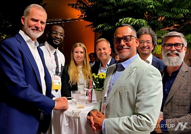 디토닉 이노라 리드(왼쪽 세번째)가 스페인 국왕 필리페6세(왼쪽 첫번째)가 주관한 프라이빗 칵테일 행사에 초청받아 필리페6세및 참가자들과 기념촬영을 하고있는 모습. (이미지=사우스서밋 제공)