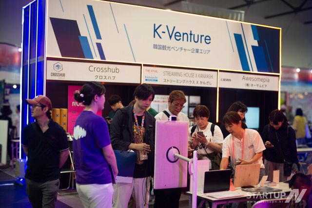 FortunePic 부스 앞에서 관람객들이 차례로 체험을 기다리고 있다