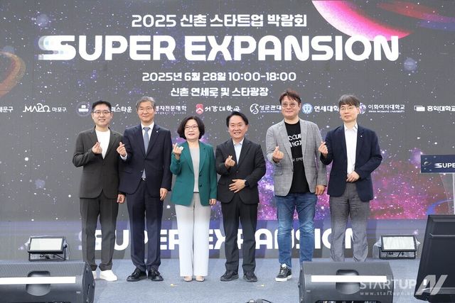 2025년 6월 28일 서울 신촌 연세로에서 열린 ‘2025 신촌 스타트업 박람회’ 개막식에서 기념 촬영을 하고 있다. 왼쪽부터 이화여자대학교 김상준 창업지원단장, 연세대학교 이원용 연구부총장, 이화여자대학교 이향숙 총장, 서대문구청 이성헌 구청장, 서강대학교 신관우 산학협력단장 겸 창업지원단장, 명지전문대학교 방경호 기획실장 겸 캠퍼스타운사업단 단장.