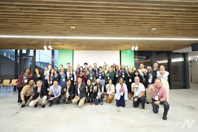 헤이그라운드 브릭스 성수에서 참가자들이 단체사진을 촬영하고 있다