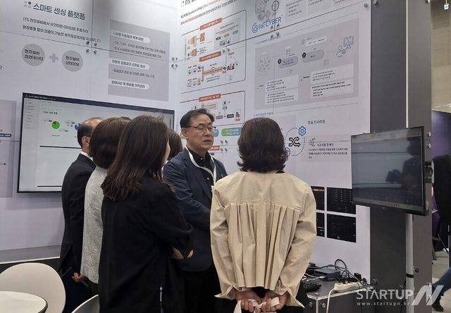 씨큐비스타 전덕조 대표가 IoTCYBER 부스를 찾은 보안관계자들에게 설명하는 모습. (제공= 씨큐비스타)