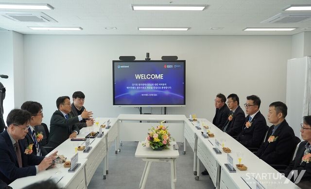 에이직랜드 광주사무소 개소식 현장. 강기정 광주시장과 에이직랜드 이종민 대표 등 주요 관계자들이 논의중인 모습
