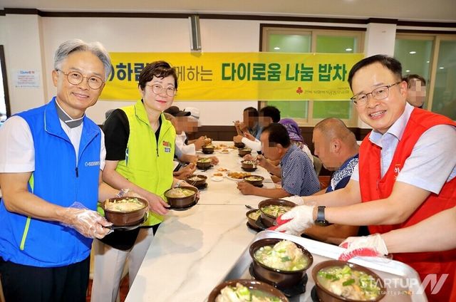 '하림 사랑나눔봉사단'이 이리중앙교회에서 지역 소외계층 어르신 450여명을 초청해 사랑의 삼계탕 나눔 봉사를 진행했다.(왼쪽부터 부송종합사회복지관 고재일 관장, 익산시 복지국 나은정 국장, ㈜하림 정호석 대표이사) 사진=하림 제공