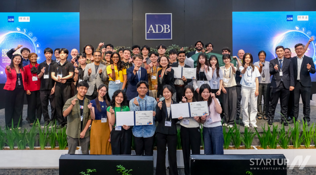 건국대학교 ‘아템포(Atempo)’ 팀이 ‘2025 아시아-태평양 솔루션 챌린지’에서 사회적 영향력 부문 최고상을 수상했다. 첫번째 줄 오른쪽부터 아템포 팀의 송은서, 장채영, 이지민 학생