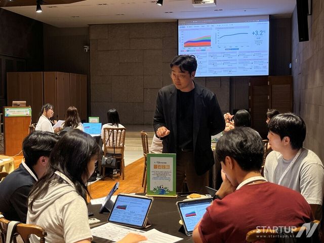 i-ESG 김종웅 대표가 기후변화 시뮬레이션 대회를 진행하고 있다