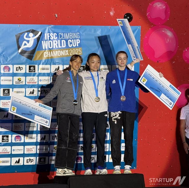 1위 서채현 선수(중앙), 2위 미국 애니 샌더스(좌), 3위 영국 에린 맥캔지(우). (제공= 대한산악연맹)