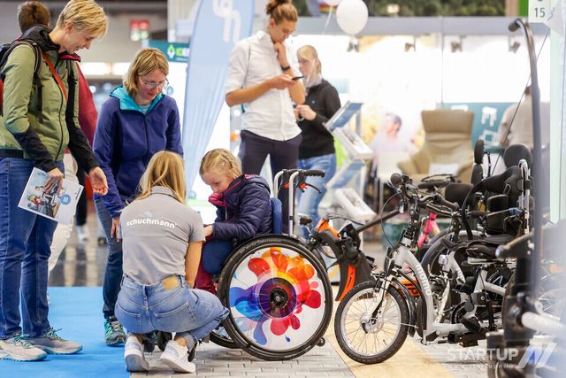 ‘REHACARE 2024’ 전시회를 찾은 방문객의 모습. 해당 전시회는 B2B 및 실수요층을 위한 행사로, 참가사는 실제 사용자들을 통해 피드백을 들을 수 있다