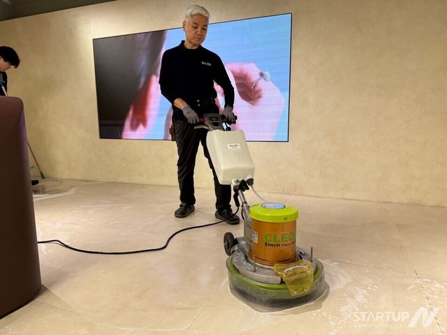 작업 중인 청소문화 이영환 대표 (사진=청소문화)