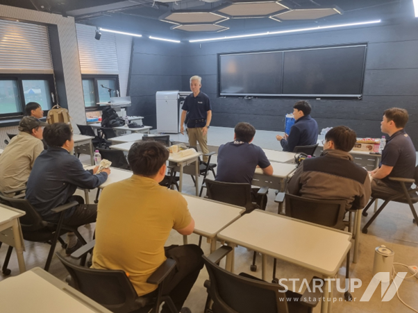 '청소문화' 이영환 대표의 교육 모습 (사진=청소문화)