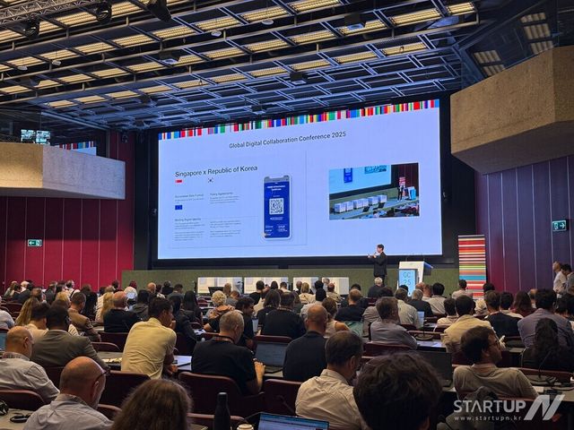 Global Digital Collaboration 2025 행사에서 기조연설 중인 호패 심재훈 대표