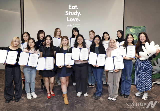 케이캠퍼스 제3기 대학생 앰배서더들과 코리아중앙데일리 전영선 편집국장이 7월 18일 금요일 상암동 중앙일보 빌딩에서 진행된 해단식에서 기념 촬영을 하고 있다.