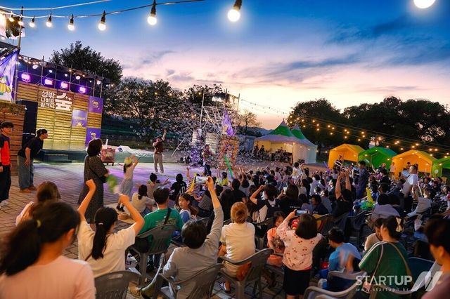 ‘2025년 성밖숲 나이트 참크닉’에서 가족 방문객들이 버블쇼를 즐기고 있다