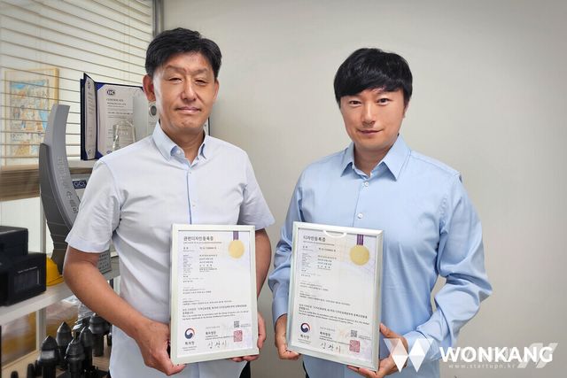 강태영 ㈜원강 대표(오른쪽) 허엽 R&D 연구소장(왼쪽)과 특허와 함께 기념촬영하고 있다. (제공=㈜원강)