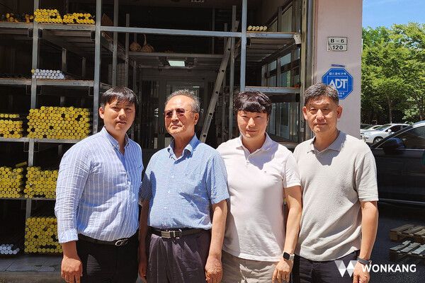 가운데 좌 (주)진성엔터프라이즈 대표 강철수, 우 (주)원강 대표 강태영. (제공=㈜원강)