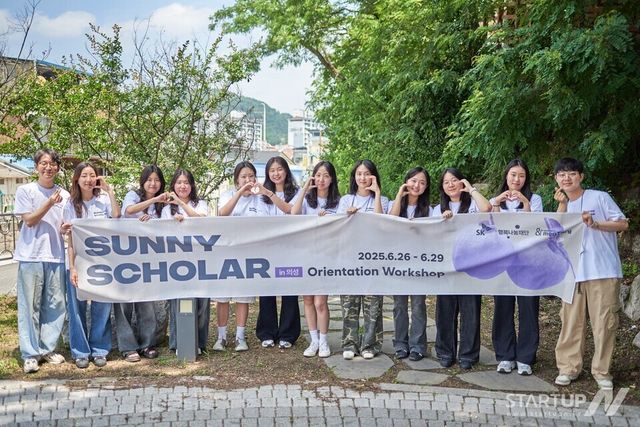 경상북도 의성군에서 열린 ‘Sunny Scholar in 의성’ 오리엔테이션 워크숍에 참여한 12명의 대학생 활동가의 모습