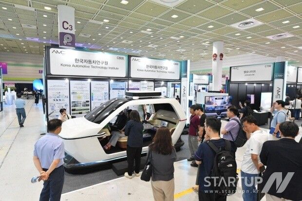 AME 2025에서 관람객들이 한국자동차연구원의 전시 차량을 살펴보고 있는 모습