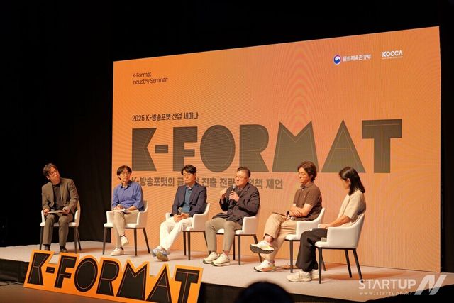 왼쪽부터 방송통신대학교 이성민 교수, MBC 문형찬 PD, 스튜디오아예중앙 황오영 국장, 썸씽스페셜 황진우 대표, 디턴 박원우 대표, 포맷산업협의회 허정숙 회장