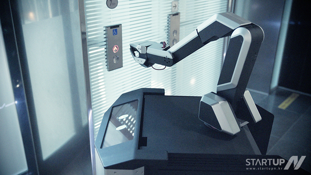 로봇팔을 통해 물리적으로 인프라를 제어하는 와트의 자율배송 로봇 ‘James’