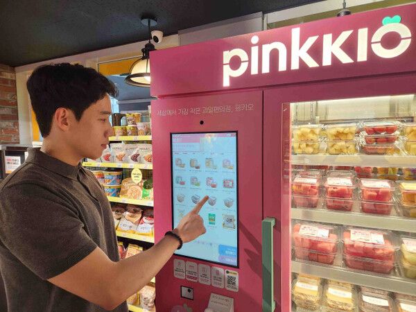 이마트24가 국내 최초로 도입한 무인 과일 냉장고/사진=이마트24