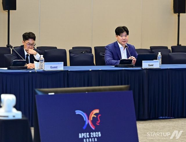 파블로항공 기술연구소 비행안전파트 안치훈(오른쪽) 리드가 APEC 2025 연계 ‘제55회 교통실무회의’ 세션에 참가해 안전한 드론 비행에 대한 발표를 진행하고 있다.”