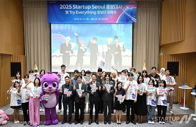 오세훈 서울시장이 12일(화) 오전 ‘2025 Startup Seoul 홍보대사 및 Try Everything 홍보단’ 위촉식에서 참석자들과 기념촬영 하고 있다.