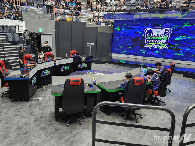 콘진원은 재단법인 스마일게이트 희망스튜디오와 함께 지난 12일 대전이스포츠경기장 드림아레나에서 ‘2025 유스 e스포츠 페스티벌’을 열어, 청소년 이스포츠 문화와 진로 체험의 장을 마련했다. (2025 유스 이스포츠 페스티벌 현장 사진)