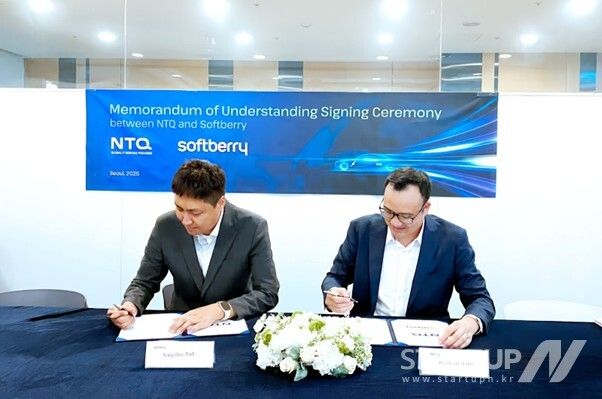 NTQ 팜 타이 손 대표이사(오른쪽)와 소프트베리 박용희 대표이사(왼쪽)가 협력 양해각서(MOU)를 체결했다