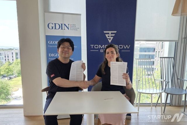 초개인화 AI기업 사각 배건규 대표(왼쪽)와 Tomorrow Street의 Sara Robles Moreno 대표가 ‘스케일업 엑스’ 참여 계약서에 서명했다