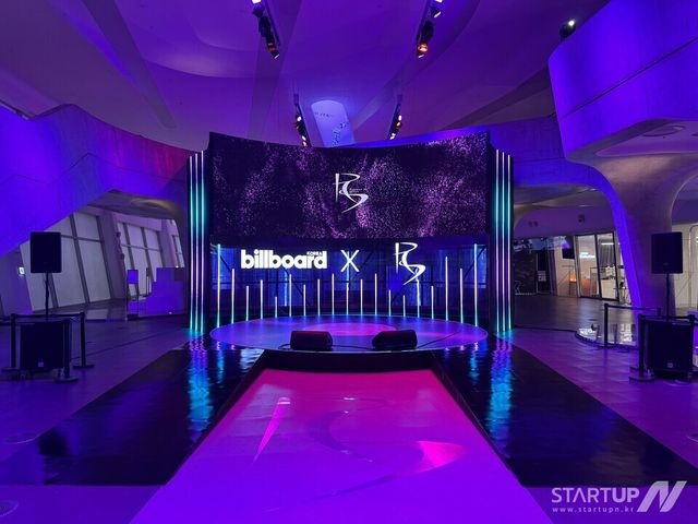 DDP 쇼룸에서 진행한 ‘RTS X 빌보드코리아’ 패션 상설전시 공간 메인 무대 전경