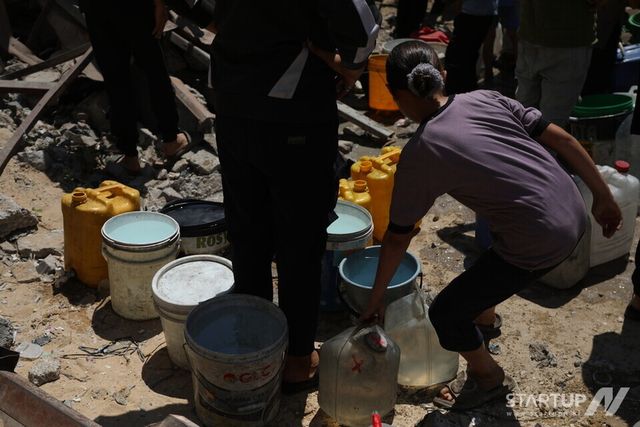 급수 트럭에서 물을 배급받기 위해 대기하고 있는 사람들. 2025년 7월 (사진 = 국경없는의사회 제공)