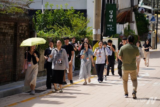 20일 커리어캠프의 ‘로컬 필드 트립’ 프로그램에 참여한 청년 창작자들과 최근찬 갤럭시관광 부사장이 인천 개항로 일대를 둘러보고 있다.