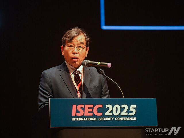 이기주 ISEC 조직위원장이 26일 서울 코엑스에서 열린 ISEC 2025에서 개회사를 하고 있다.