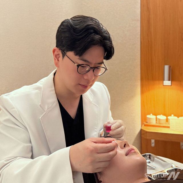 피부재생 솔루션 '칼레심 더마'로 시술중인 호안클리닉 최준호 원장. (제공= 키앤스톤)