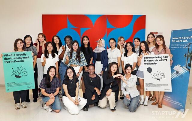 케이캠퍼스(K-campus) 제4기 대학생 앰배서더들이 28일 상암동 중앙일보사옥에서 열린 발대식에서 기념 촬영을 하고 있다. 이번 기수는 연세대, 고려대, 카이스트, 부산대 등 19개 대학에 재학 중인 26명의 유학생들로 구성됐다.