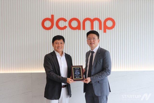 디캠프가 한국벤처캐피탈협회 특별회원으로 가입하며, (왼쪽부터)디캠프 박영훈 대표이사와 한국벤처케피탈협회 김학균 회장이 회원패를 함께 들어 보이고 있다.